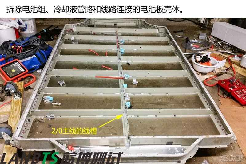 特斯拉電池板拆解:7000多節18650電池 密密麻麻