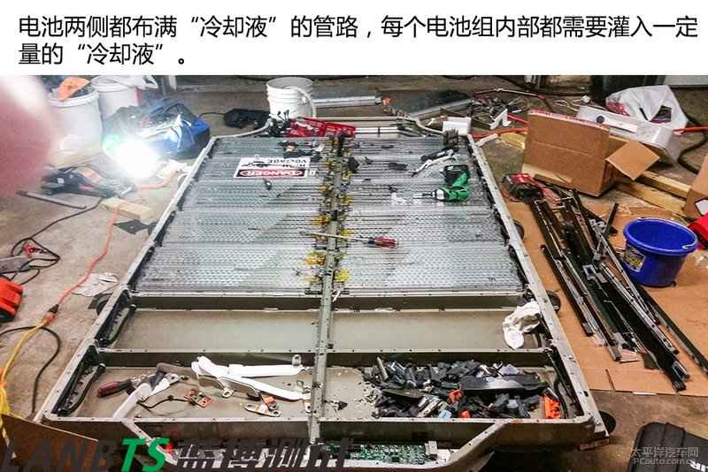特斯拉電池板拆解:7000多節18650電池 密密麻麻