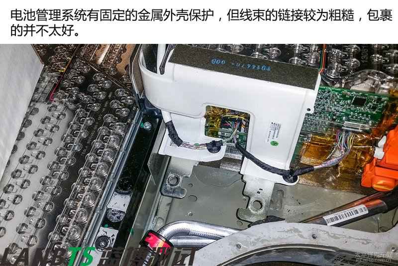 特斯拉電池板拆解:7000多節18650電池 密密麻麻